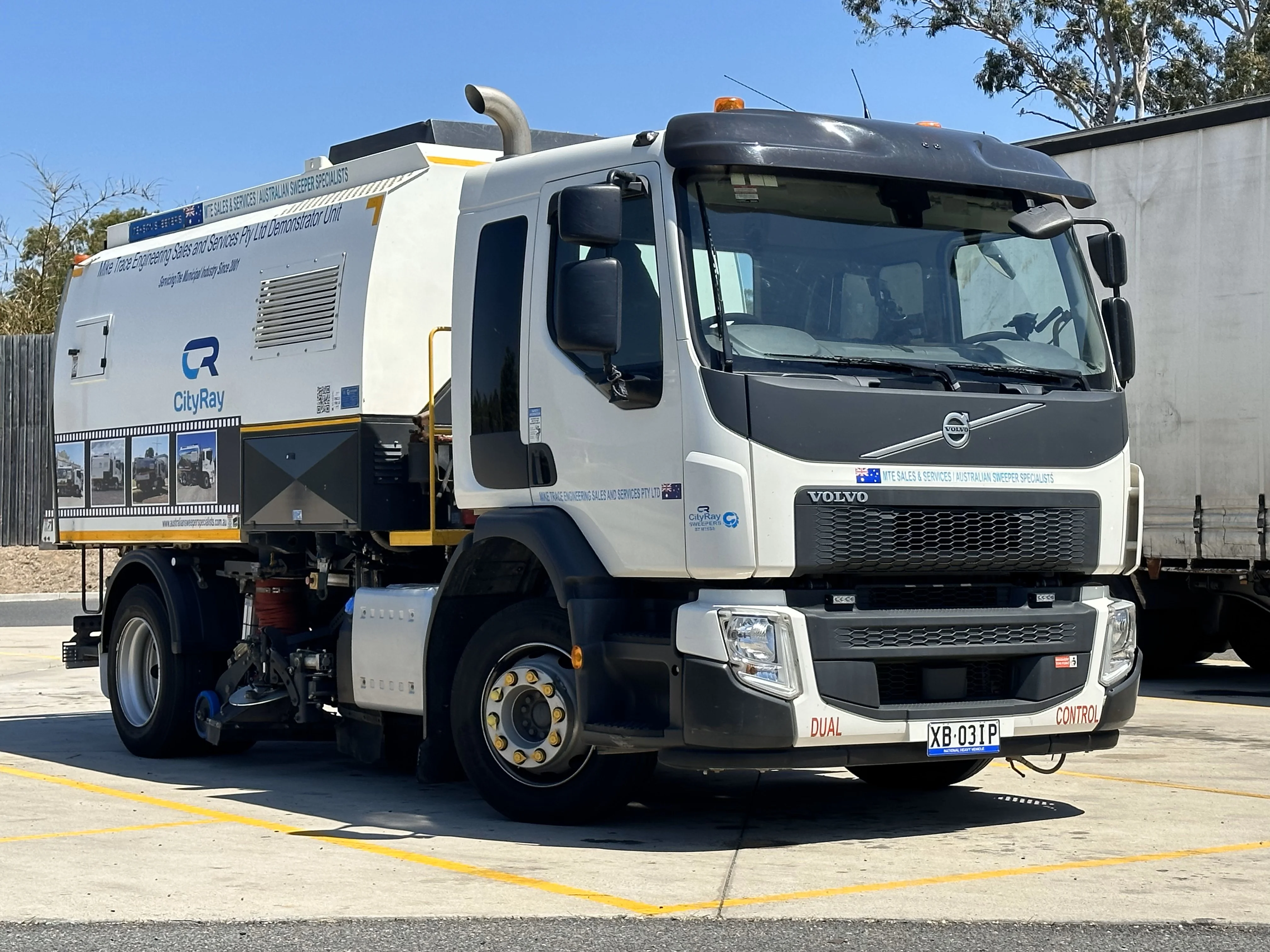 CityRay road sweeper in operation